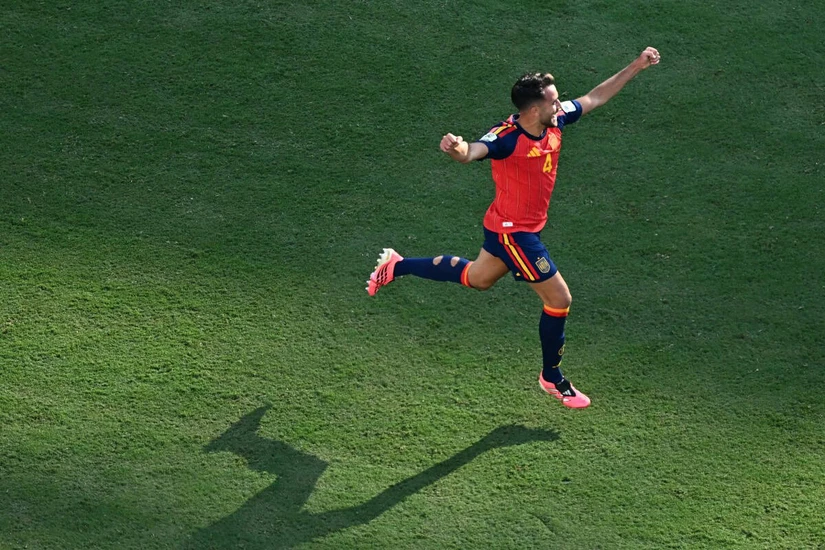 El defensa español Eric García, número 4, celebra la victoria de España en la final del Mundial de Fútbol de 2026 contra Argentina, disputada el 19 de julio de 2026 en el estadio New York/New Jersey de East Rutherford. (Foto de Jewel SAMAD / AFP)