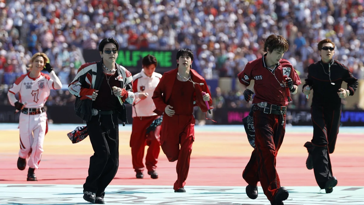 Así se vivió la presentación de BTS en el escenario más grande del deporte mundial. FOTOS:AFP