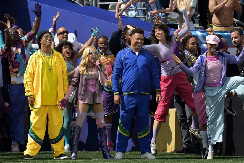 (De izquierda a derecha, centro) Ronaldinho, Madonna y Ronald actúan durante el espectáculo del medio tiempo de la final de la Copa Mundial de la FIFA 2026 entre España y Argentina en el New York New Jersey Stadium en East Rutherford, Nueva Jersey, el 19 de julio de 2026. (The Yomiuri Shimbun) (Foto de Takuya Matsumoto Yomiuri The Yomiuri Shimbun vía AFP)