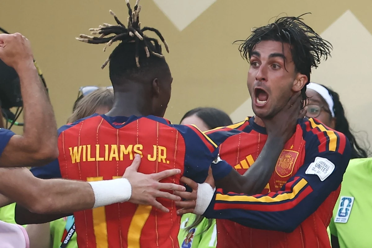 El delantero español Ferran Torres (derecha), número 07, celebra el primer gol de su equipo junto al también delantero español Nico Williams, número 17, durante la final del Mundial de Fútbol de 2026 entre España y Argentina