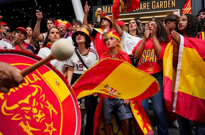 Aficionados españoles se reúnen en la víspera a la final del Mundial en Times Square ne Nueva York el sábado 18 de julio del 2026. (AP Foto/Yuki Iwamura)