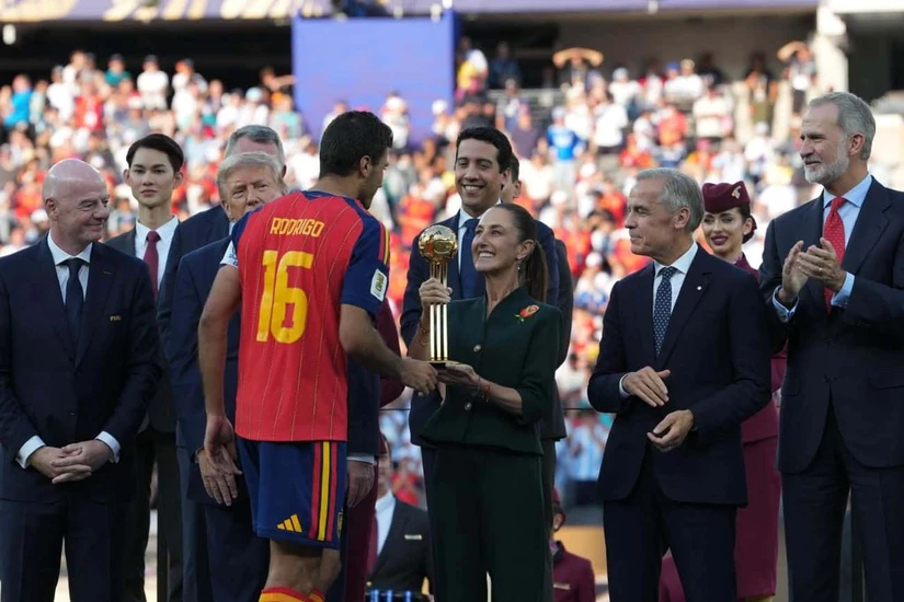 Claudia Sheinbaum entregó el Balón de Oro al jugador español conocido como Rodri. Foto: Cortesía