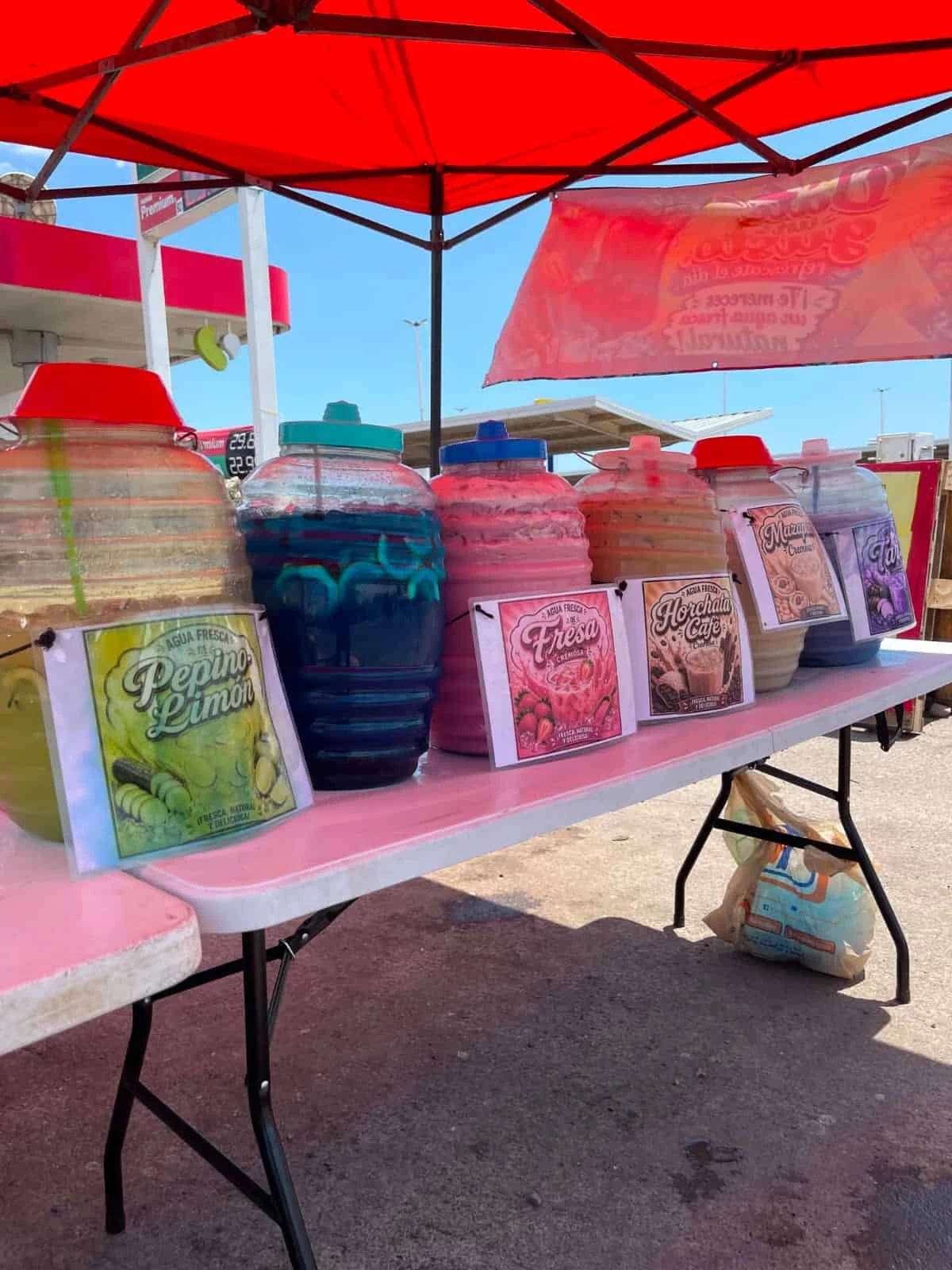 En el puesto de David encontrarás agua de Taro, horchata con café, limonada de blueberry, agua de mazapán y otros deliciosos sabores.