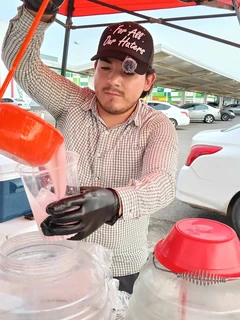 Joven de Culiacán triunfa con aguas frescas virales en Barrancos