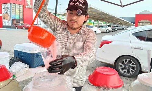 Joven de Culiacán triunfa con aguas frescas virales en Barrancos Joven de Culiacán triunfa con aguas frescas virales en Barrancos