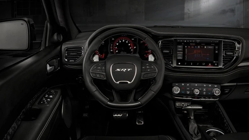 En modo Track, el sistema envía 70% del torque al eje trasero: la Durango se transforma en un muscle car disfrazado de SUV familiar.