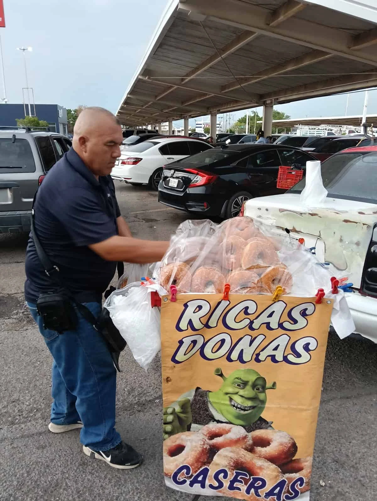 Juan atiende a sus clientes con dedicación y en su pregón los invita a comprar sus