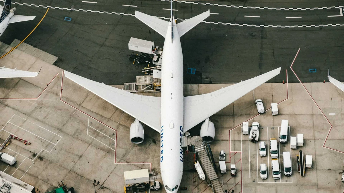 Mientras millones de pasajeros viajan en avión, bajo sus asientos también despegan autopartes, electrónicos y otros productos mexicanos.
