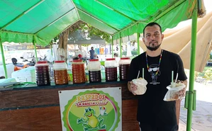 Con 3 décadas de historia Noé es el guardián de la tradición de “La Ranita Feliz”, el negocio de raspados que se mantiene vivo en Quilá