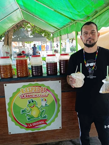 Con 3 décadas de historia Noé es el guardián de la tradición de "La Ranita Feliz", el negocio de raspados que se mantiene vivo en Quilá