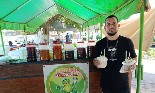 Con 3 décadas de historia Noé es el guardián de la tradición de “La Ranita Feliz”, el negocio de raspados que se mantiene vivo en Quilá Con 3 décadas de historia Noé es el guardián de la tradición de “La Ranita Feliz”, el negocio de raspados que se mantiene vivo en Quilá