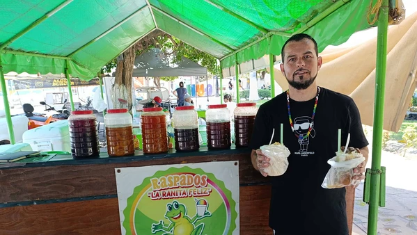 Con 3 d&eacute;cadas de historia No&eacute; es el guardi&aacute;n de la tradici&oacute;n de "La Ranita Feliz", el negocio de raspados que se mantiene vivo en Quil&aacute; 