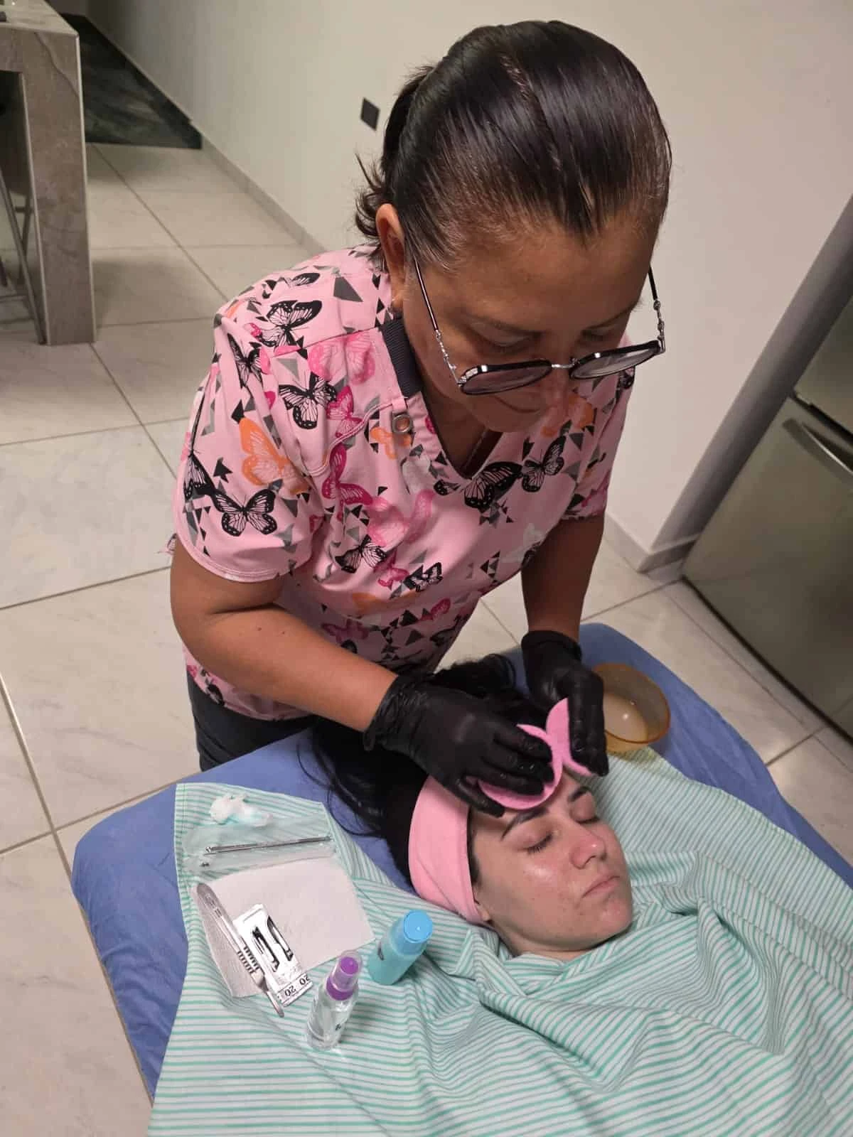 Julieta también realiza masajes faciales, pero su especialidad es la reflexología podal.