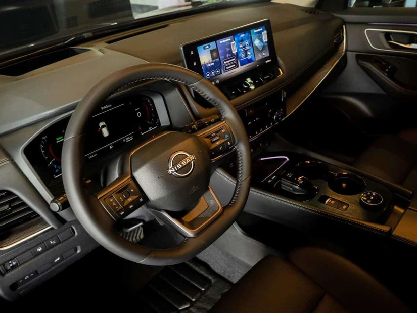 Según pruebas internas de Nissan, el sistema e-STEP reduce entre 80 y 90 por ciento el uso del pedal de freno en tráfico pesado. El pie derecho hace casi todo el trabajo.