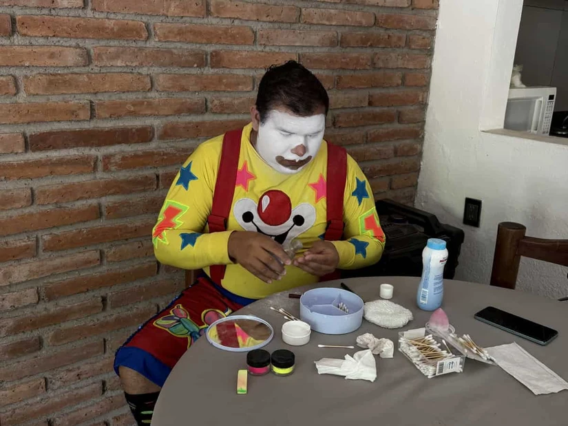 Las hijas de Fernando disfrutan el personaje que su papá ha creado y se entusiasman con la idea de ser animadoras igual que él