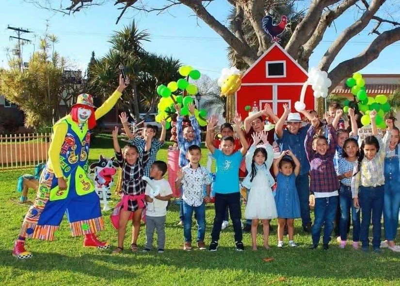 Fernando ha trabajado durante 15 años dándole vida la Payaso Chokorroll que recientemente renovó su show y amplió su oferta con barras de snacks