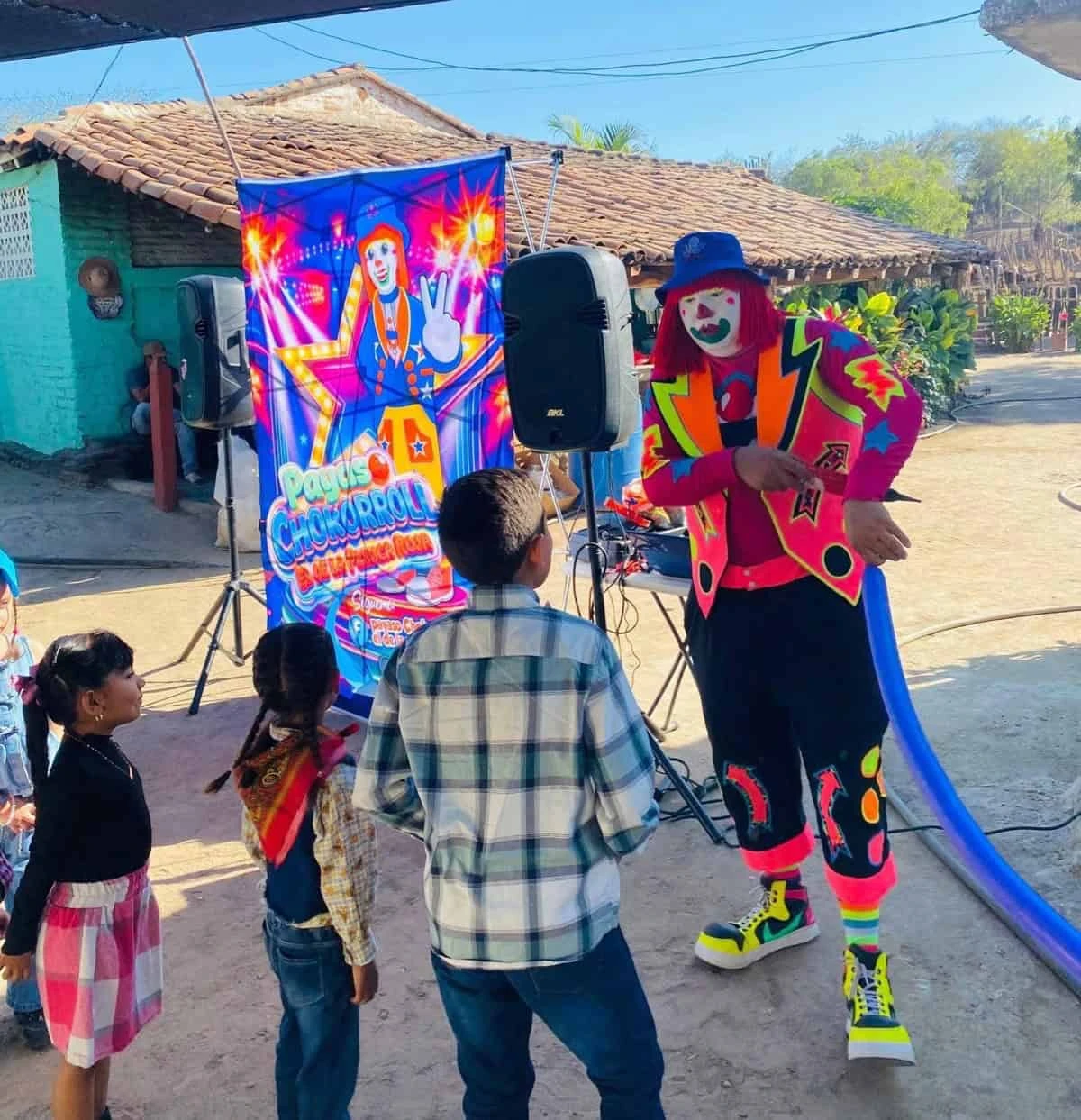 Los primeros eventos del Payaso Chokorroll fueron manifestaciones carnavaleras y eventos en escuelas, antes de empezar a animar en piñatas