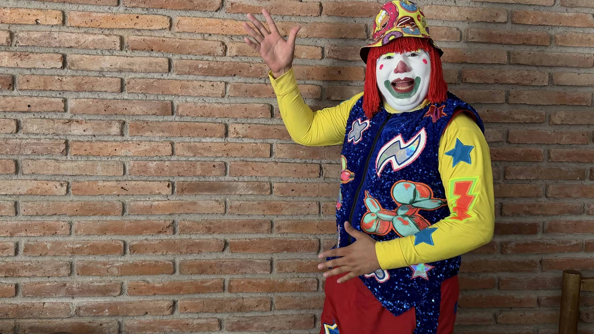 El Payaso Chokorroll, el de la peluca roja, tiene una historia de trabajo y perseverancia. En Mazatlán ha logrado sostener a su familia y crecer su emprendimiento gracias a su oficio de hacer felices a niños y adultos
