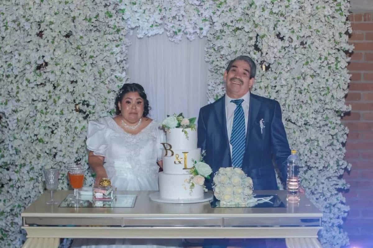 Con el apoyo de decenas de ciudadanos, Solbelén Acuña Cervantes y Enrique Castañeda Plazola, mejor conocido como “Tilico”, recibieron la bendición matrimonial en el Santuario de Nuestra Señora del Rosario. | Fotografía: Cortesía de Edén Betancourt