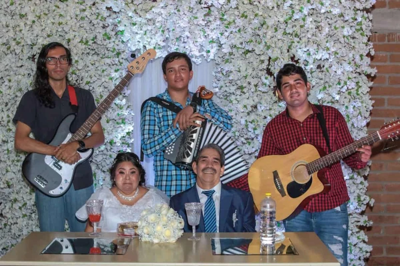 Solidaridad que unió a un pueblo. Desde el vestido y el traje hasta la música y la recepción, la boda fue posible gracias a la generosidad de familias, amigos y padrinos que se sumaron a la causa.