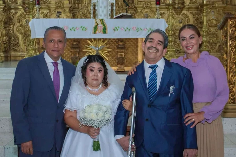 Una boda impulsada por toda la comunidad. Decenas de ciudadanos de Rosario aportaron apoyo, donativos y organización para hacer realidad cada detalle de la celebración. El Dr. Manuel Antonio Pineda y su esposa María Luisa Benítez fueron los padrinos de honor.
