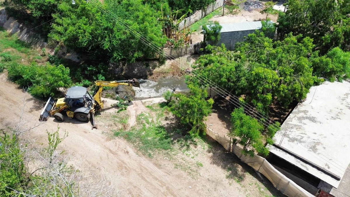 Personal de Obras y Servicios Públicos y Protección Civil realizó la limpieza y desazolve de drenes en Tayoltita como medida preventiva ante la temporada de lluvias.