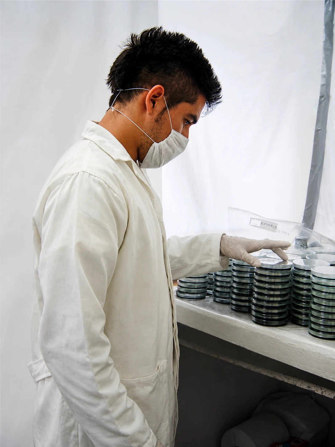 Adrián González Castillo investiga bacterias que pueden revelar cambios en ecosistemas acuáticos