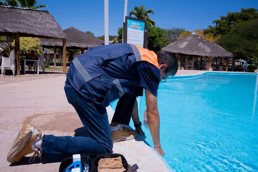 Personal de COEPRISS inspecciona las condiciones de higiene, los sistemas de filtración y los niveles de cloro y pH en albercas para garantizar la calidad del agua.