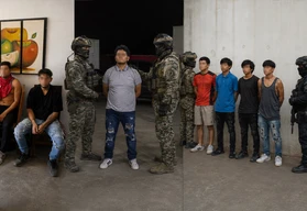 El escondite no funcion&oacute;: la Marina encontr&oacute; a dos hombres debajo de un veh&iacute;culo en Mazatl&aacute;n