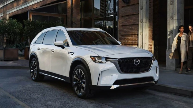 Cargar la batería de la CX-90 Híbrida toma cerca de 11 horas en un enchufe doméstico, o poco más de dos horas y media con un cargador de nivel 2.