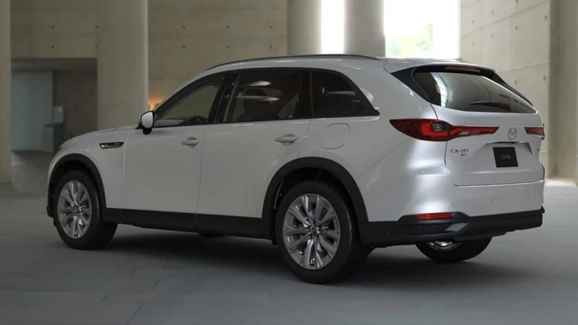 Debajo del cofre, el motor de 2.5 litros y el motor eléctrico de la Mazda CX-90 PHEV suman 323 caballos de fuerza gracias a una batería de 17.8 kWh.
