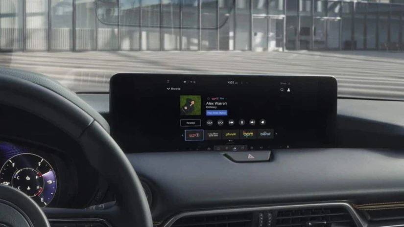 El interior de la Mazda CX-90 PHEV combina una pantalla central de 12.3 pulgadas con un clúster totalmente digital del mismo tamaño.