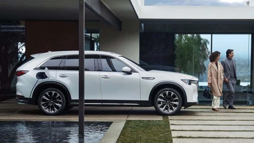 Con 369 lb-pie de torque disponibles desde temprano, la Mazda CX-90 PHEV puede remolcar hasta 1,587 kilogramos cuando lleva accesorios genuinos de Mazda.