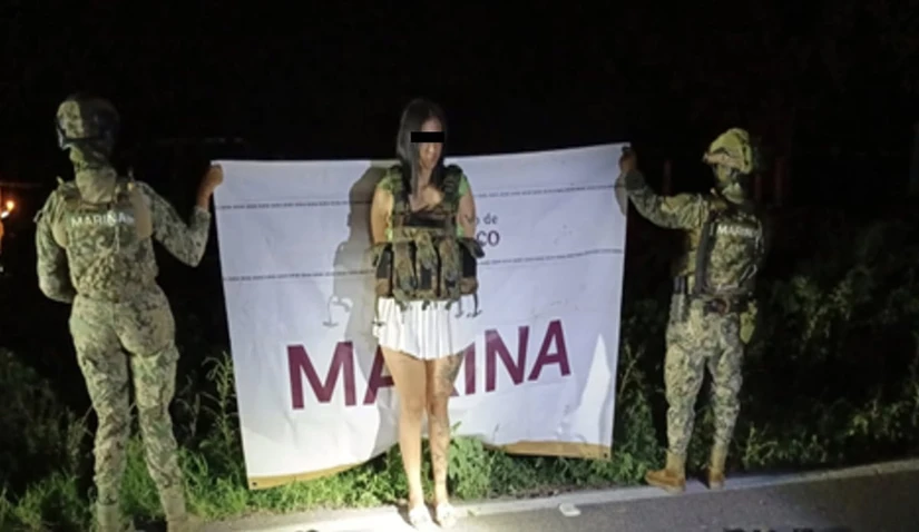 Detienen a una mujer en Escuinapa, Sinaloa; le aseguran armas, cargadores y vehículos