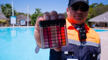 Para proteger la salud de vacacionistas COEPRISS fortalece vigilancia sanitaria en albercas y balnearios