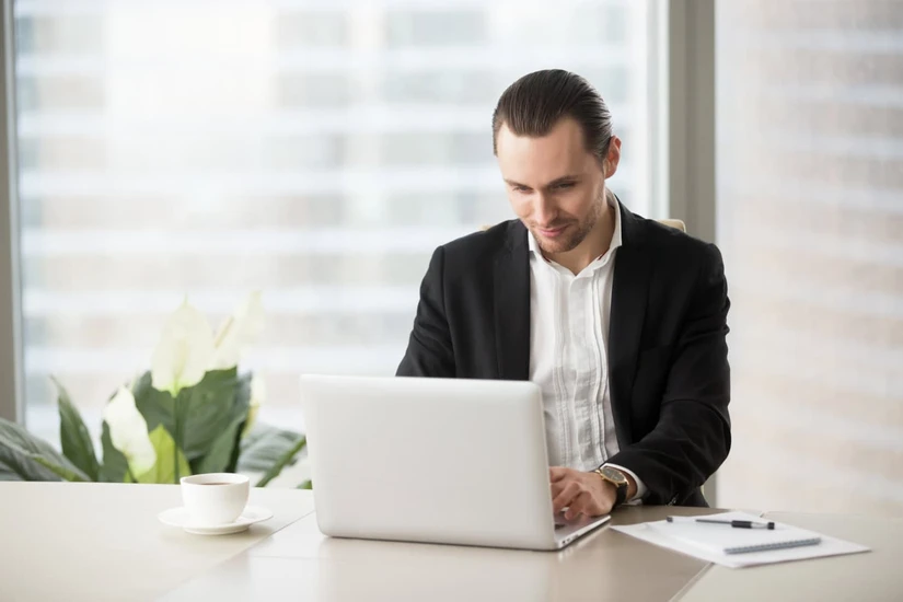 Puedes postularte en línea para los puestos de trabajo en las empresas de Slim. Foto: Magnific