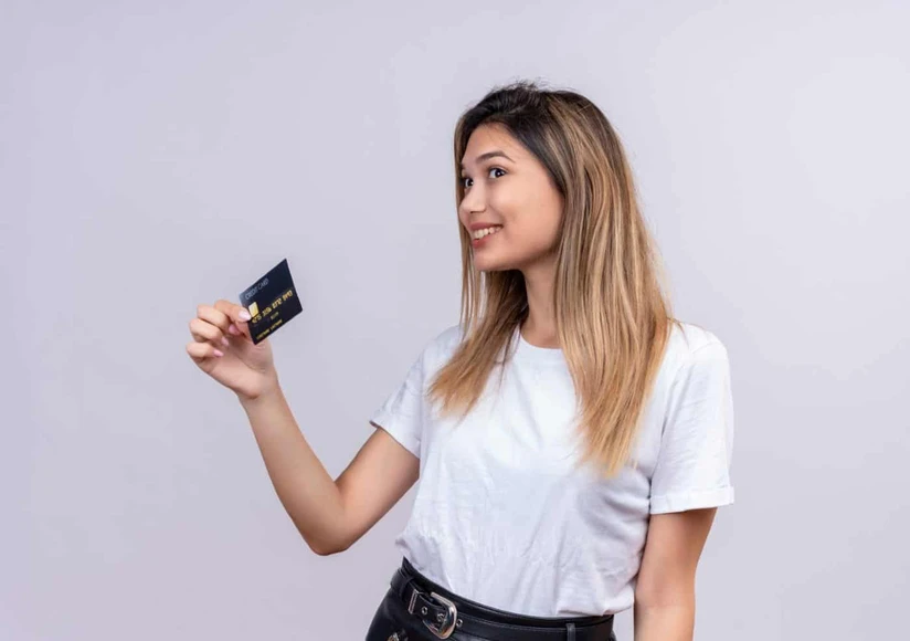 Te puede multar el SAT por prestar la tarjeta de crédito o débito. Foto: Magnific