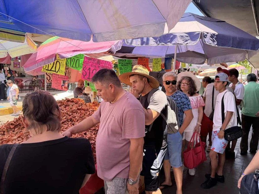 Largas filas de clientes locales y turistas se forman a diario en la carreta del compadre Erick en el centro de Mazatlán
