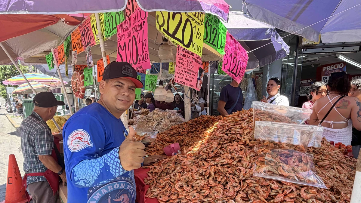 Erick Flores Pérez se ha vuelto viral en redes sociales por su trato amable y su forma de preparar el camarón seco para sus clientes locales y turistas, su carreta ubicada en el Centro Histórico de Mazatlán lleva casi 5 décadas de trabajo y tradición en el puerto
