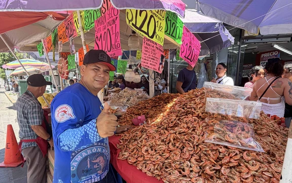 De Escuinapa para Mazatl&aacute;n y para el mundo: el camar&oacute;n seco del compadre Erick que est&aacute; conquistando a los turistas