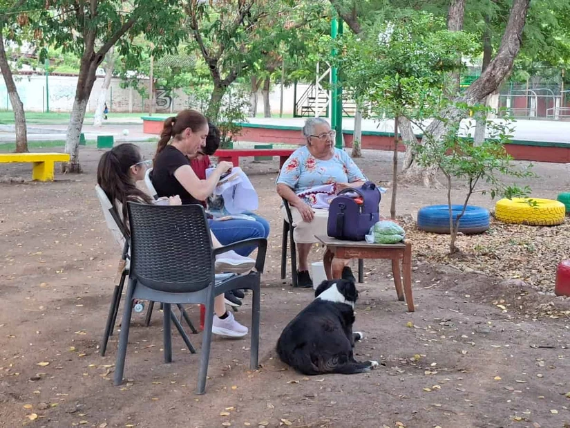 En el parque La Florida, visitantes regalan tiempo y cariño a los perritos, demostrando que la solidaridad se construye entre todos. Foto: Juan Madrigal