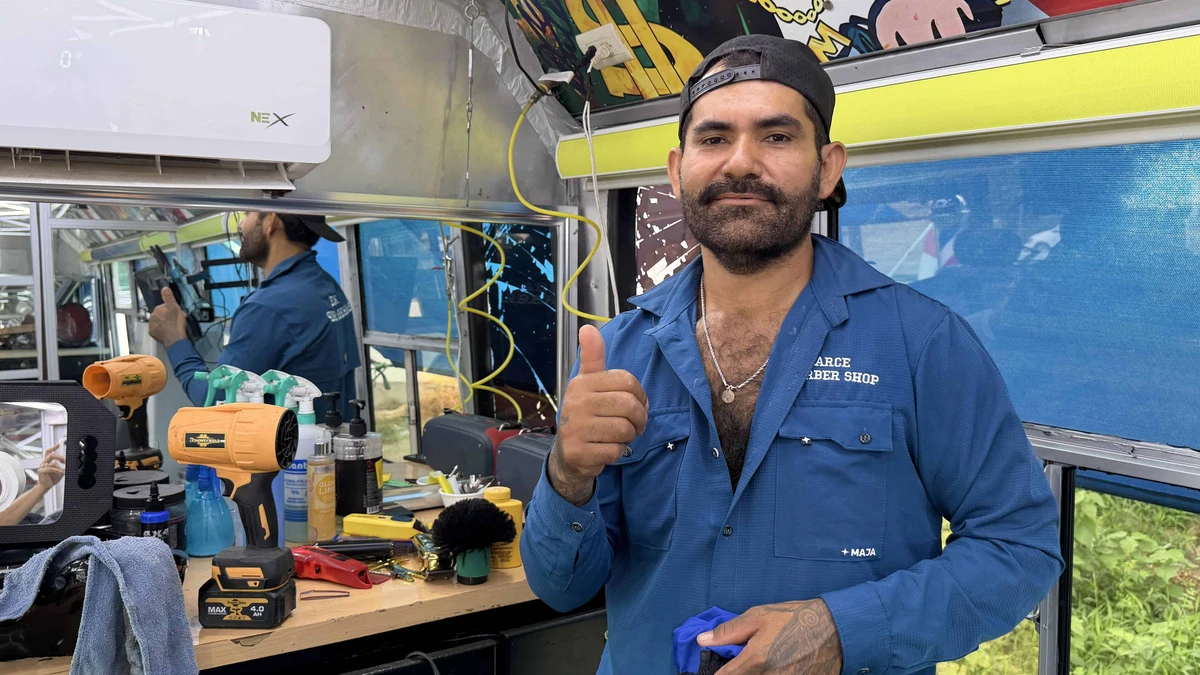Alfonso Arce es ejemplo de creatividad y perseverancia. Con sus propias manos ha transformado un camión urbano en su propia barbería sobre ruedas La Oficina de Lucky´s donde desde hace un año ofrece sus servicios en Mazatlán
