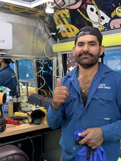 Barbería sobre ruedas: El proyecto creativo de Alfonso Arce que está conquistando a Mazatlán