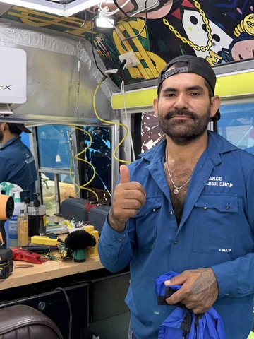 Barbería sobre ruedas: El proyecto creativo de Alfonso Arce que está conquistando a Mazatlán