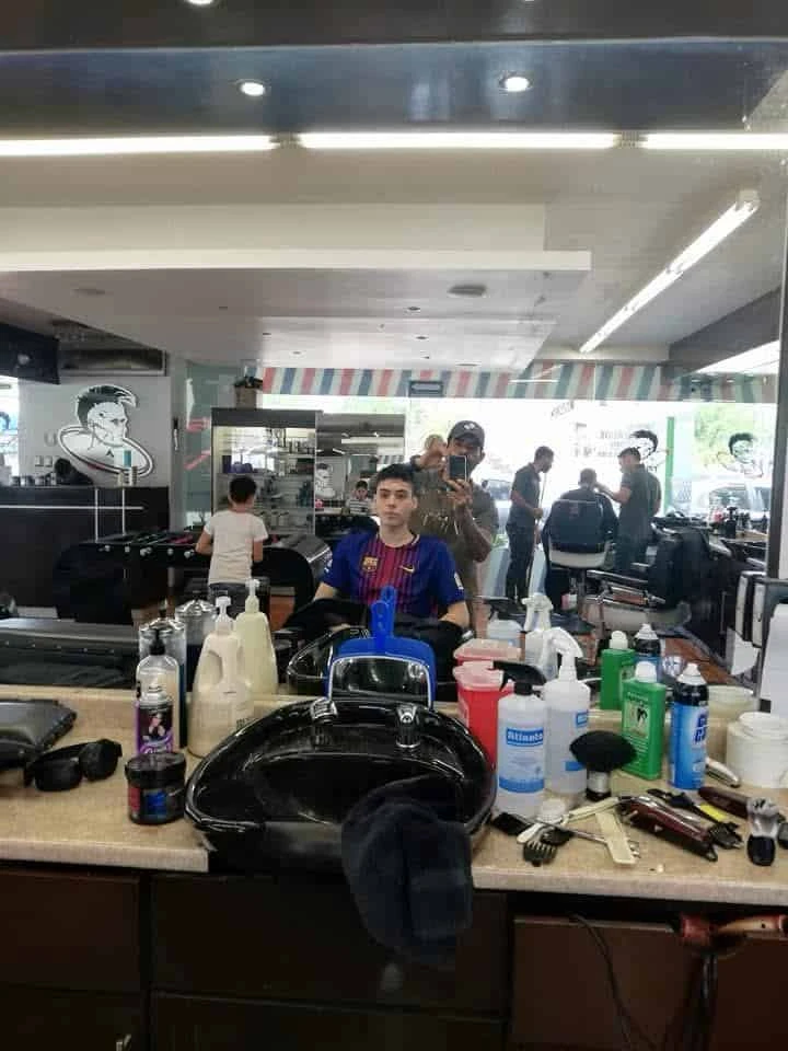 Hace 12 años Alfonso empezó a trabajar como barbero en Culiacán, hoy tiene su propia barbería sobre ruedas en Pradera Dorada 6, en Mazatlán