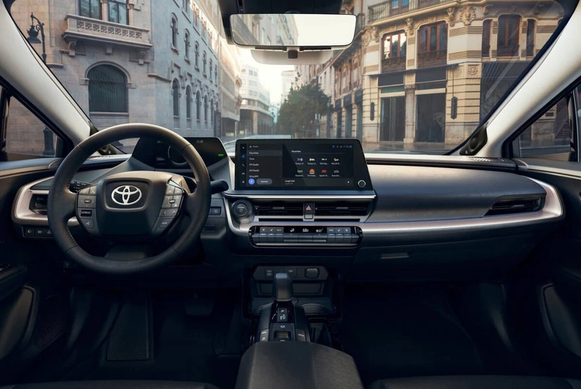 Por dentro, este auto destaca por su enfoque tecnológico y comodidad. Foto: Toyota