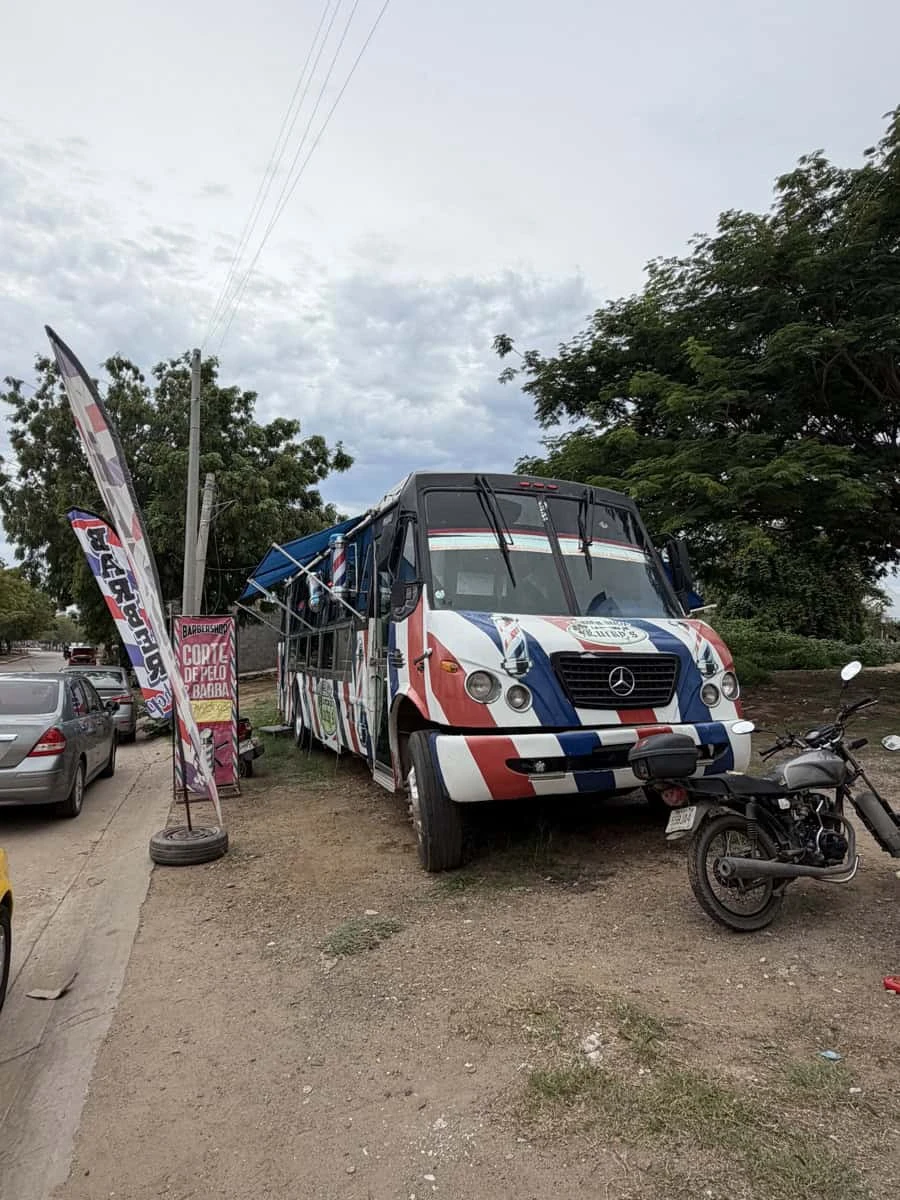 La barbería sobre ruedas de Alfonso Arce está ubicada sobre la Avenida Monte Ribereño, en Pradera Dorada 6