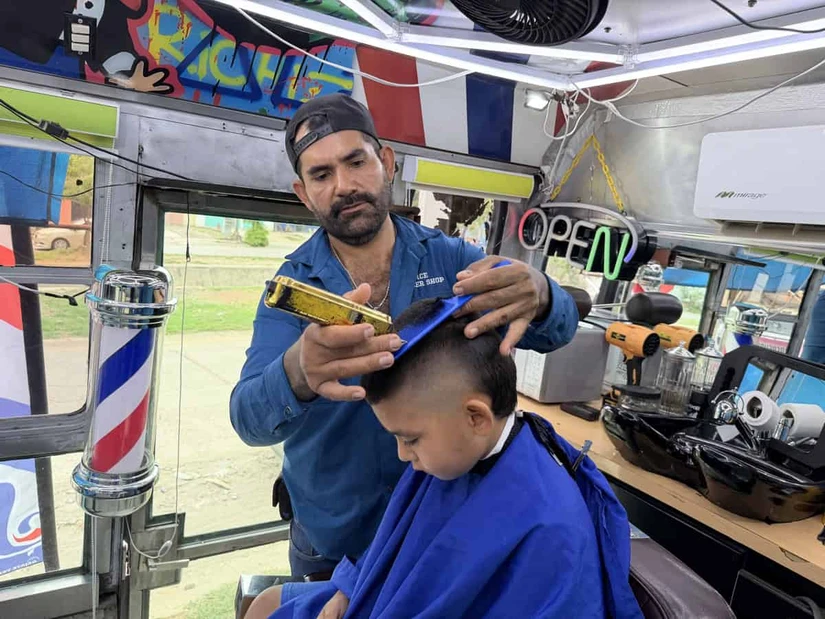 Alfonso trasformó su oficio como barbero en el impulso que necesitaba para crear un proyecto de vida sólido con el que sostiene a su familia