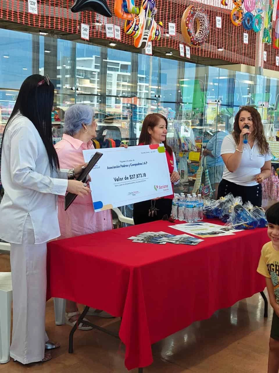 Fundación Soriana entregó simbólicamente a Padres y Compadres IAP el recurso recaudado durante los meses de mayo y junio gracias a la aportación voluntaria de sus clientes