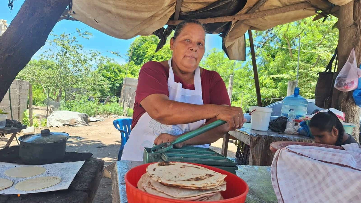 María de Jesús, elabora día a día las tradicionales tortillas de maíz y harina